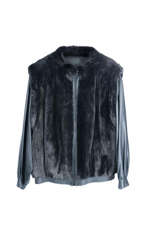 895   -  <p><span class="object_title">Chaqueta en visón marrón y mangas en cuero negro. </span></p>