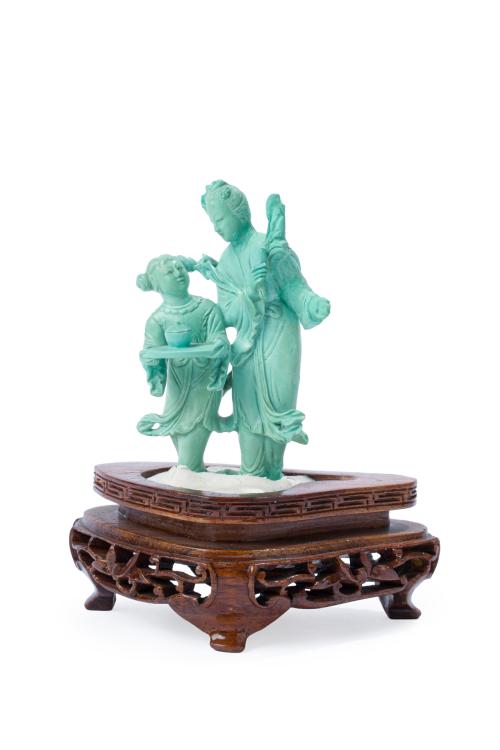 ESCUELA CHINA, PPIOS S. XX.Grupo en turquesa exquisitamen