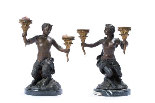 Pareja de candelabros de dos luces en bronce pavonado y dor