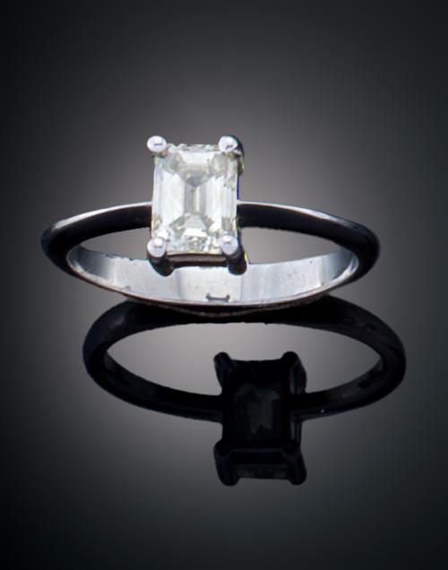 SORTIJA SOLITARIO CON DIAMANTE  EN ORO BLANCO DE 18 K