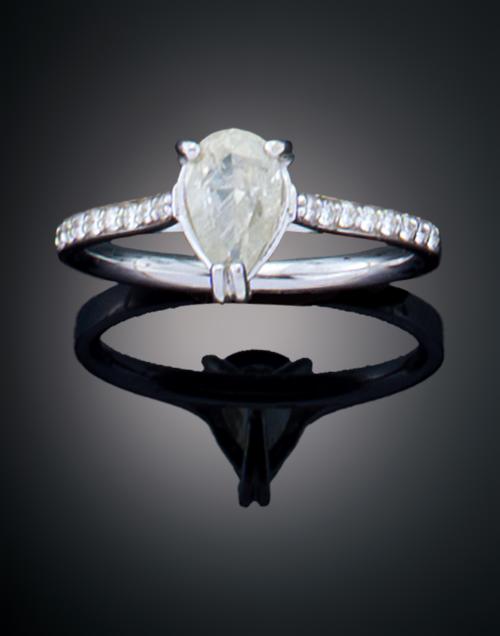 SORTINA CON DIAMANTE FANCY EN ORO BLANCO DE 18 K 