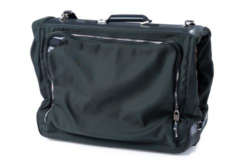 881   -  <p><span class="object_author">LOUIS VUITTON - Portatrajes en lona negra.</span></p>