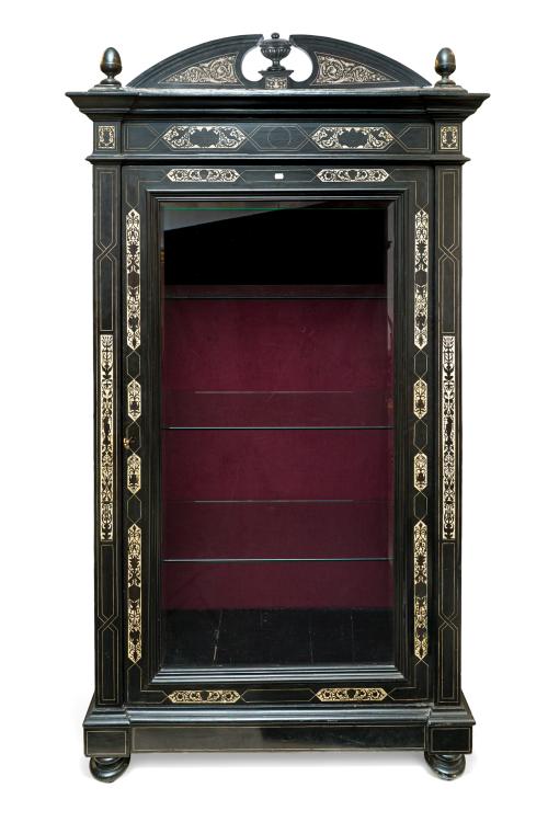 Vitrina italiana en madera ebonizada y hueso grabado, Milán