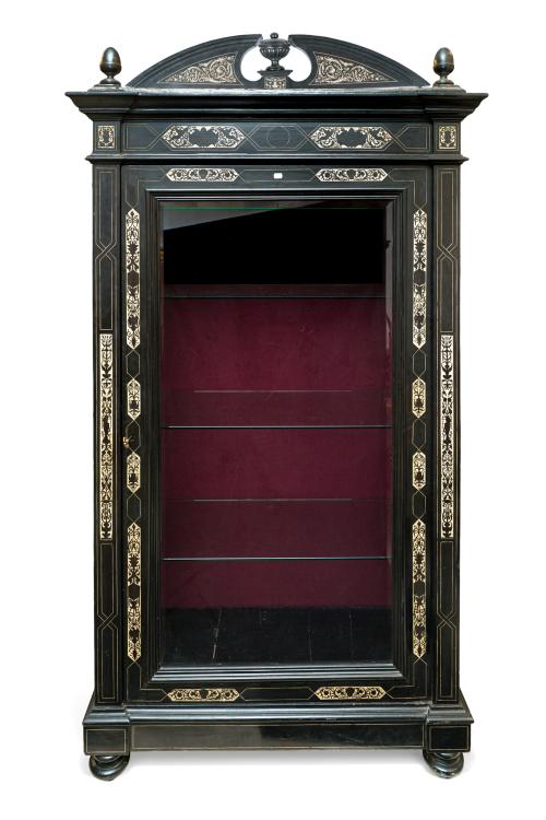 Vitrina italiana en madera ebonizada y hueso grabado, Milán