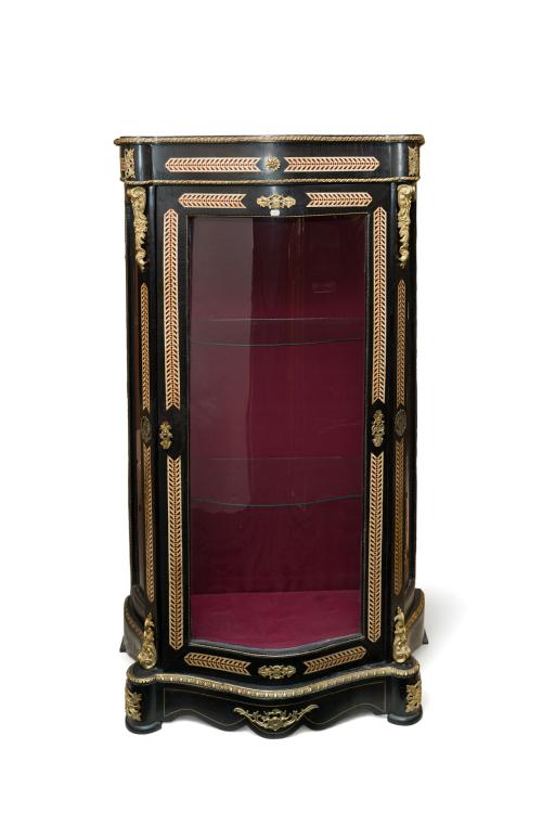 Vitrina estilo Napoleón III, principios s. XX.En madera e