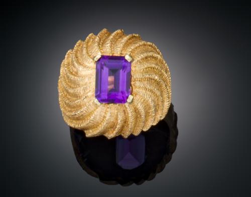 SORTIJA GALLONADA CON AMATISTA EN ORO AMARILLO DE 18 K