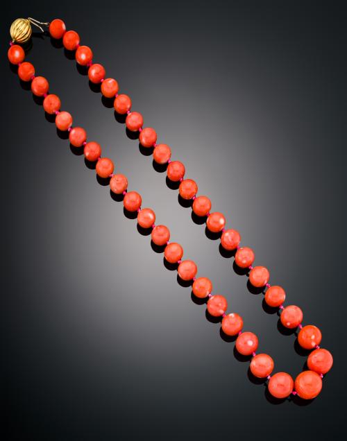 COLLAR EN CUENTAS DE CORAL 