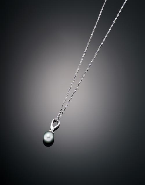 CADENA Y COLGANTE CON PERLA  EN ORO BLANCO DE 18 K