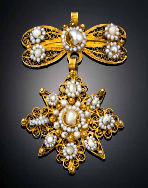 939   -  <p><span class="object_title">COLGANTE EN FILIGRANA CON PERLITAS EN ORO AMARILLO DE 18 K</span></p>
