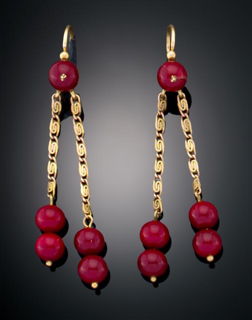 PENDIENTES CON CORAL EN ORO AMARILLO DE 18 K 