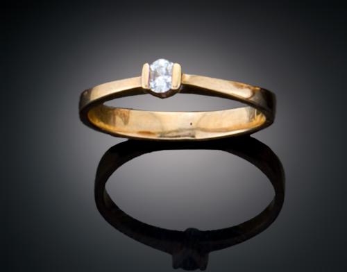 SORTIJA SOLITARIO CON DIAMANTE EN ORO AMARILLO DE 18 K