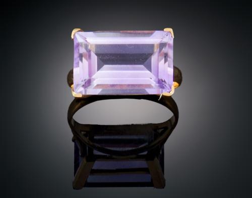 SORTIJA CON CUARZO AMATISTA EN ORO AMARILLO DE 18 K