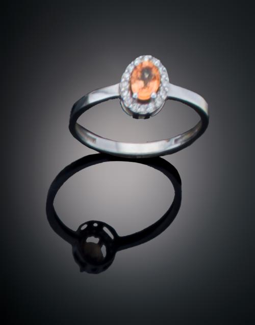 SORTIJA CON ZAFIRO AMARILLO Y DIAMANTES EN ORO BLANCO DE 18