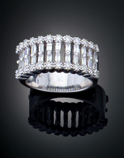 SORTIJA CON CUATRO LINEAS DE DIAMANTES EN ORO BLANCO EN 18 K