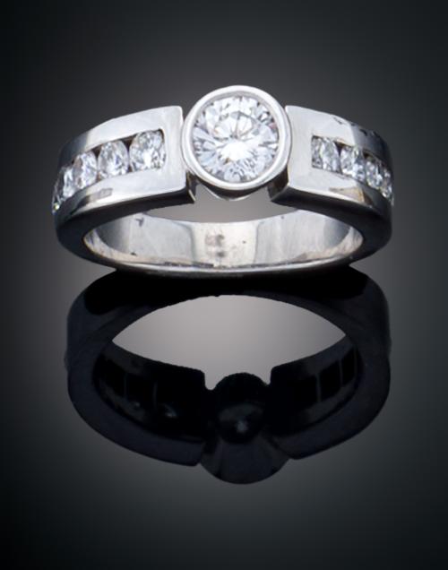 SORTIJA CON DIAMANTES EN ORO BLANCO DE 18 K 