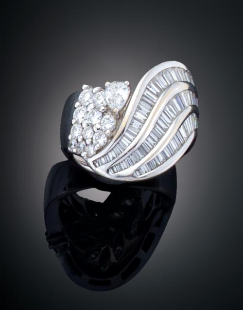 SORTIJA CON TRES LINEAS CURVAS DE BAGUETTE DE DIAMANTES EN 