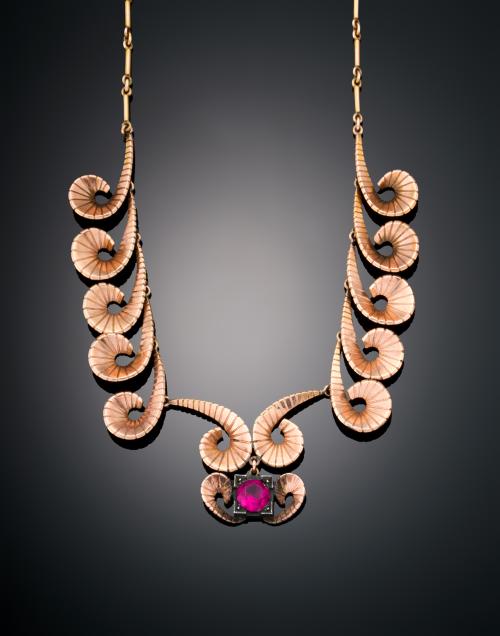 GARGANTILLA CHAVALIER CON RUBÍ SINTÉTICO EN ORO DE 14 K 