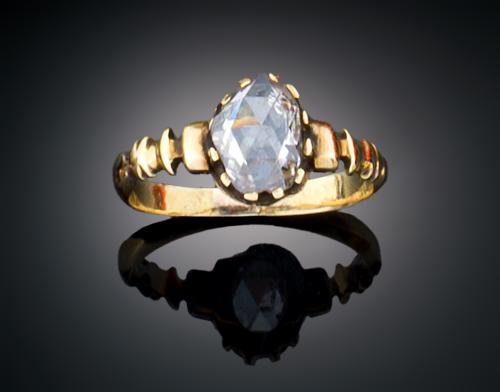 SORTIJA ESTILO ANTIGUO CON DIAMANTE EN ORO AMARILLO DE 18 K 