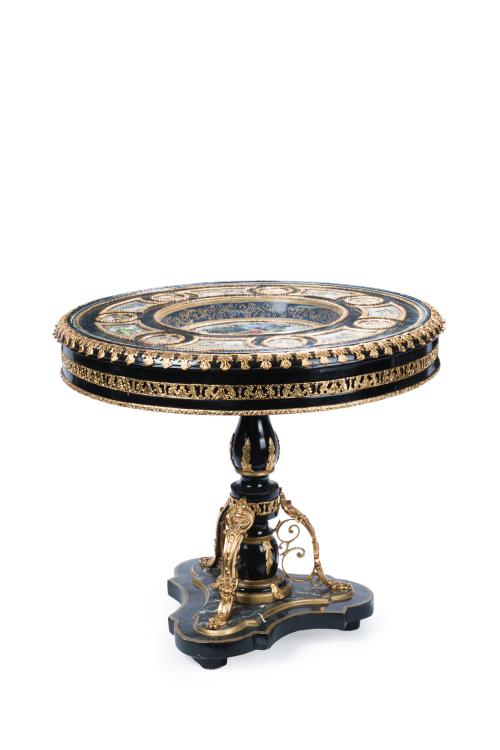 Mesa gueridón de estilo Napoleón III. S.XX. En madera tal