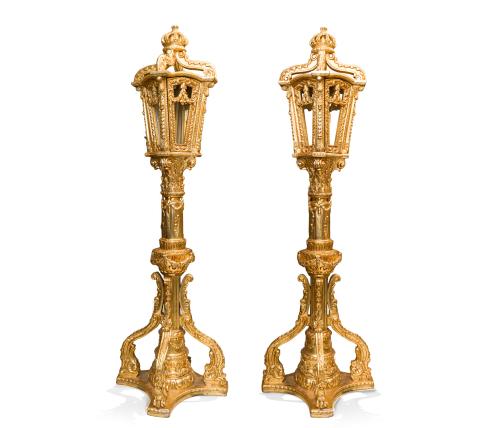 Gran pareja de farolas de estilo ecléctico en madera tallad