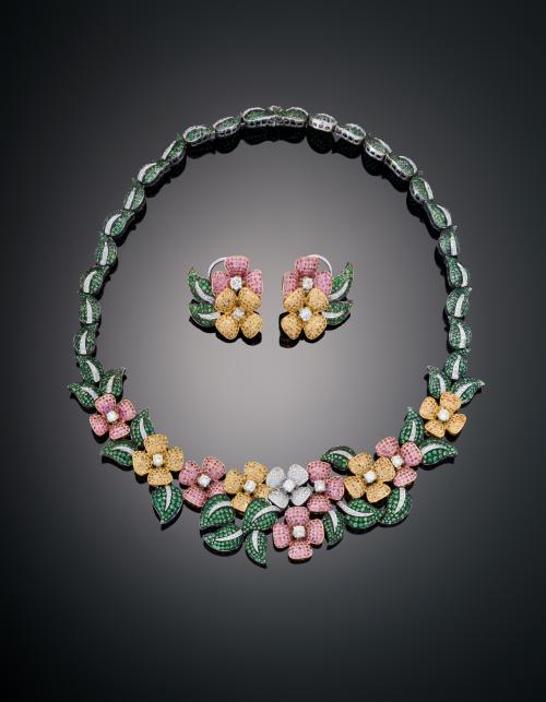 890   -  <p><span class="object_title">JUEGO DE COLLAR  Y PENDIENTES FLORAL CON DIAMANTES, ZAFIROS AMARILLOS, ROSAS Y GRANATE TSAVORITA EN ORO BLANCO/AMARILLO DE 18 K</span></p>