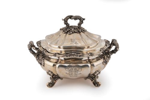 97   -  <p><span class="object_title">JOHN SAMUEL HUNT (HUNT & ROSKELL), 1842.<br/>Gran sopera en plata inglesa punzonada.</span><br></p>