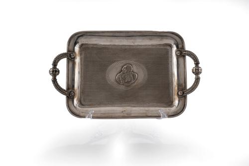 95   -  <p><span class="object_title">Bandeja de plata con asas en plata española punzonada con marcas de Barcelona y Rovira, C: 1900.</span><br></p>