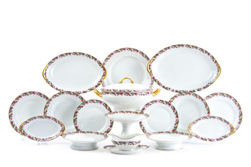 53   -  <p><span class="object_title">Antigua vajilla en porcelana de Limoges, C. 1930. VAJILLA DE COLECCIÓN.<br/>En porcelana blanca con alero de inspiración decó y filos dorados. Con marcas. </span><br></p>