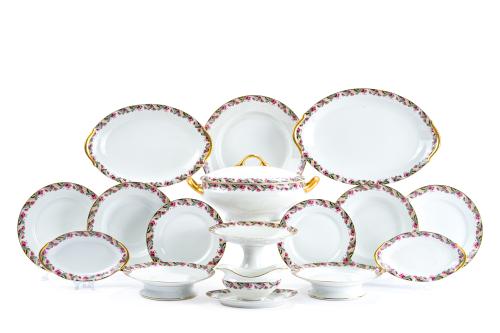 356   -  <p><span class="object_title">Antigua vajilla en porcelana de Limoges, C. 1930. VAJILLA DE COLECCIÓN.<br/>En porcelana blanca con alero de inspiración decó y filos dorados. Con marcas. </span><br></p>