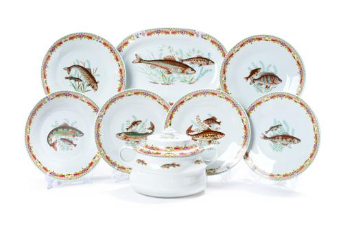 362   -  <p><span class="object_title">Set en porcelana esmaltada de Limoges para pescado con decoración de peces en el campo y alero de rico colorido vegetal y floral. Con marcas.</span><br></p>