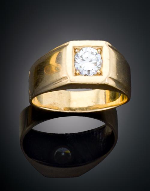 ANILLO TIPO SELLO DE CABALLERO CON DIAMANTE EN ORO AMARILLO