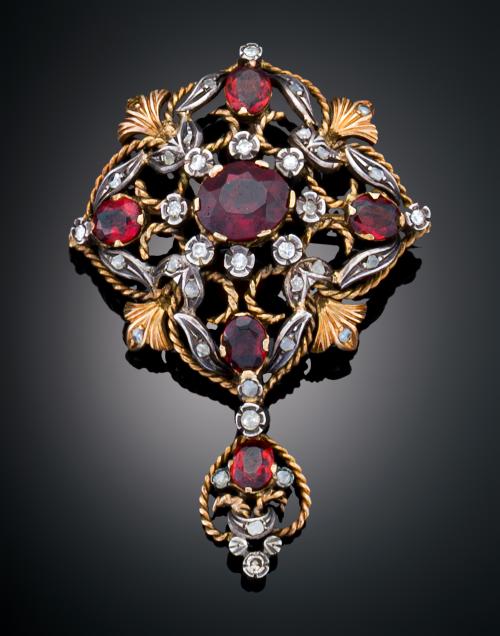 912   -  <p><span class="object_title">BROCHE, COLGANTE ANTIGUO CON DIAMANTES Y GRANATES EN ORO AMARILLO DE 18 K Y PLATA </span></p>