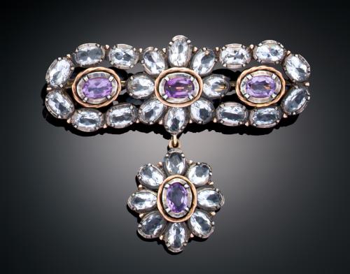 BROCHE DE FLORES CON CUARZOS Y AMATISTAS EN ORO AMARILLO DE