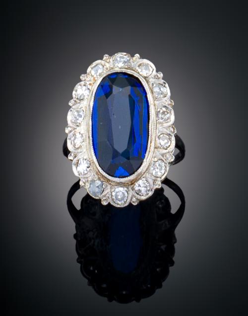 SORTIJA CON ZAFIRO SINTÉTICO Y DIAMANTES EN ORO BLANCO 18 K