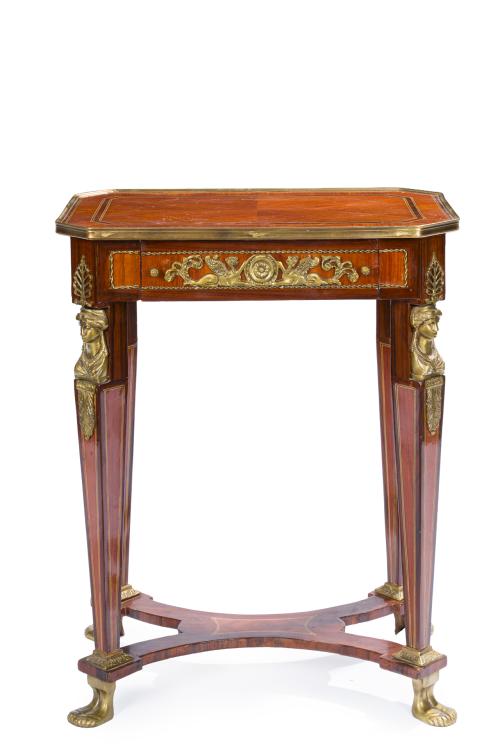 Mesa auxiliar estilo Imperio, principios s. XX.En  madera