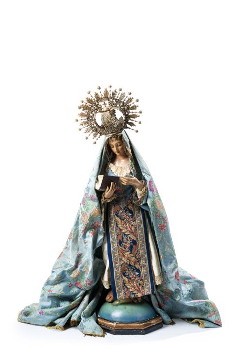 626   -  <p><span class="object_author">ESCUELA ESPAÑOLA. Siglo XX - Virgen Dolorosa vestidera con corona de plata<br/>En madera tallada y policromada. Vestiduras en seda brocada y encajes, ojos en cristal. Corona en plata sobredorada con resplandores. </span></p>