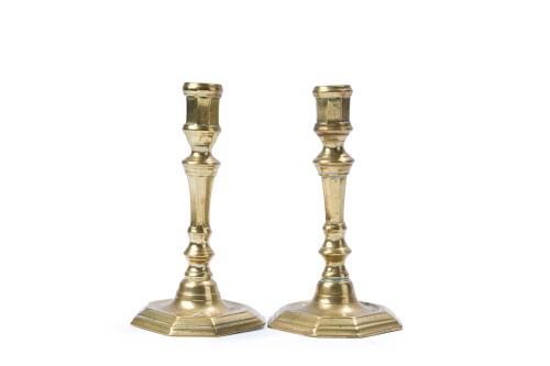 Pareja de candeleros Carlos IV en latón dorado, finales S. 