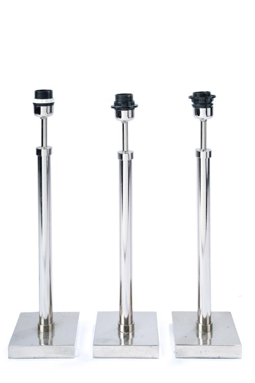 Lote de tres pies de lámparas de sobremesa en acero pulido,