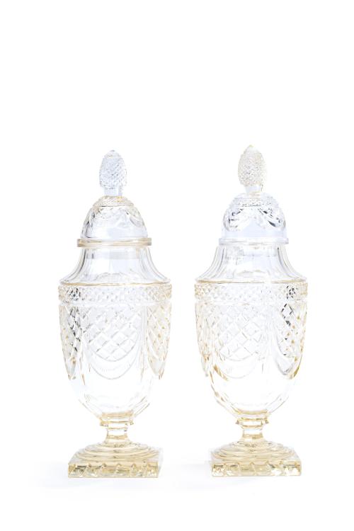 Pareja de urnas neoclásicas en cristal de roca francés tall