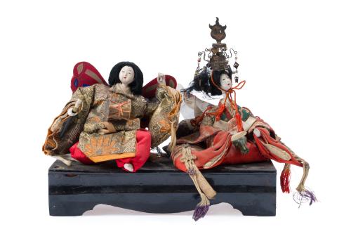 Pareja de figuras japonesas de finales del s. XIX.Con ves