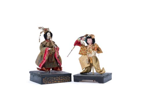 Figura japonesa de finales del s. XIX. Con vestimentas en