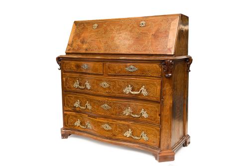 404   -  <p><span class="object_title">Canterano aragonés, ultimo cuarto s. XVIII<br/>En madera de nogal con decoración de fileteado en limoncillo en el frente de tornapuntas vegetales y en los laterales copa con cartela enmarcada por "c" con inscripción "año de 1791" y pelicano con inscripción "Pelicano soi d amor", bocallaves y tiradores en bronce dorado. <br/>Tapa frontal abatible que muestra un interior con gavetas y cajones, cuatro registros de cajones de frente sinuoso,  siendo el superior doble. </span><br></p>