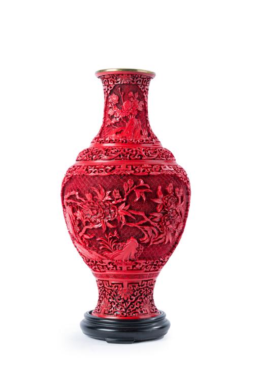 Jarrón en laca roja cinabrio, China, mediados s. XX.Con d