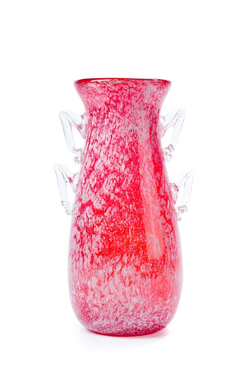 6   -  <p><span class="object_title">Antiguo jarrón en vidrio soplado de Murano en tonos rojos y jaspeados en blanco. Con dobles asas. </span><br></p>