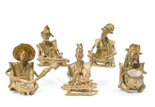 Curiosa orquesta compuesta por cinco bibelots músicos afric