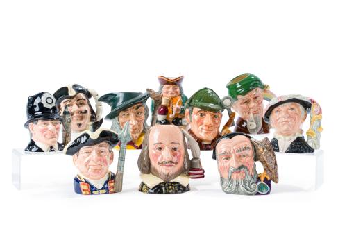 Lote formado por 26 jarras en cerámica esmaltada Royal Doul