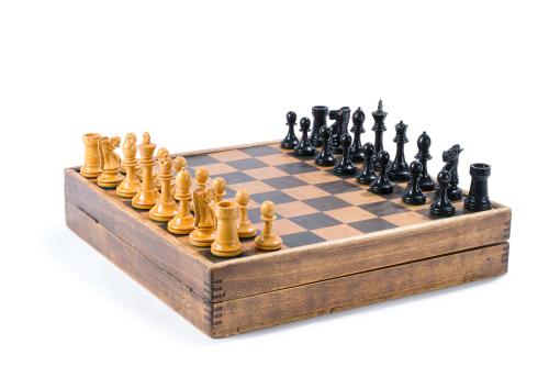 Juego de ajedrez birmano en caja, al interior tablero de ba