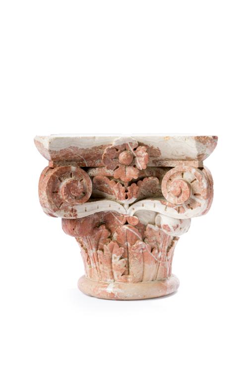 Capitel en mármol rosa tallado 
