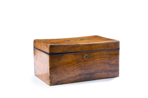 Caja victoriana en madera de nogal y tirador en bronce dora