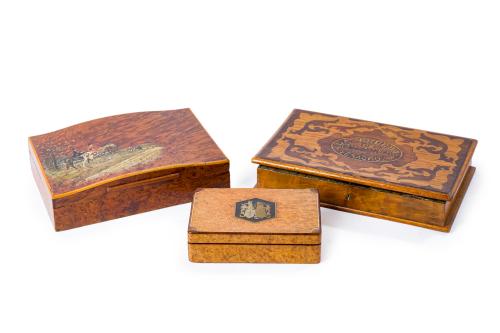 Lote formado por tres cajas inglesas antiguas. Una pintad